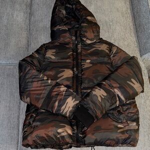 Unisex Camouflage Puffer Jacket LIKE NEW. American Eagle Outfitters